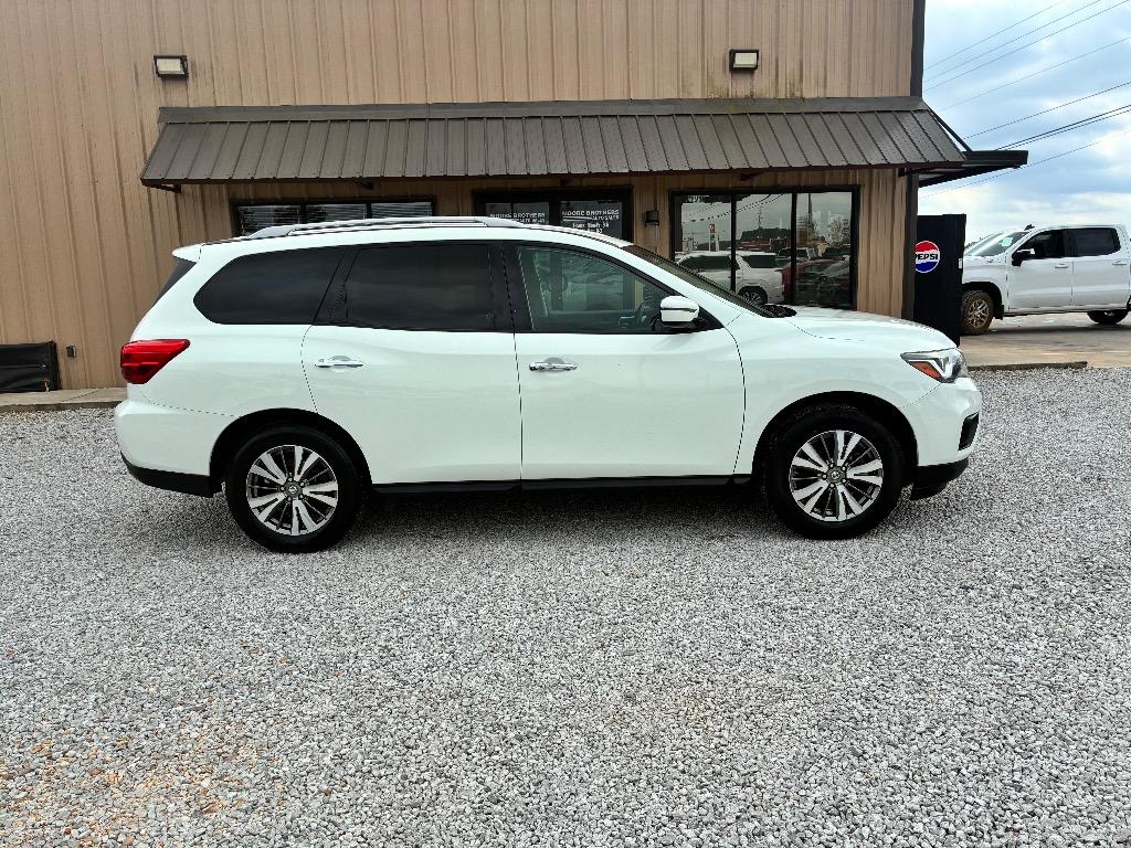 2018 Nissan Pathfinder SV's photo