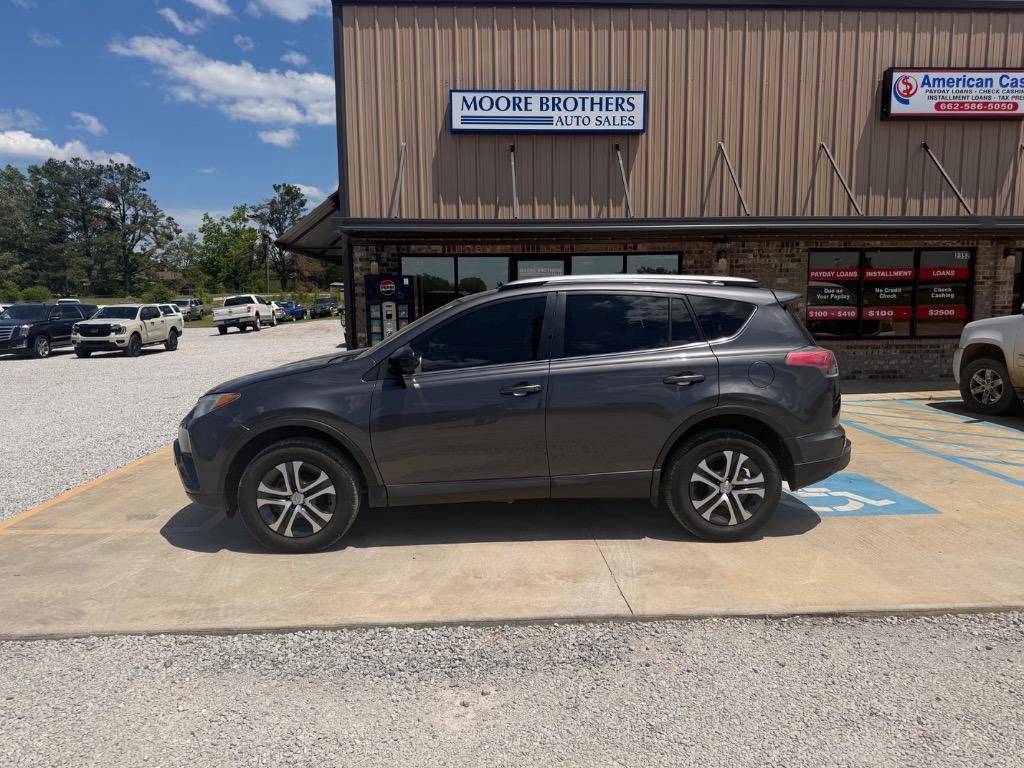2018 Toyota RAV4 LE's photo