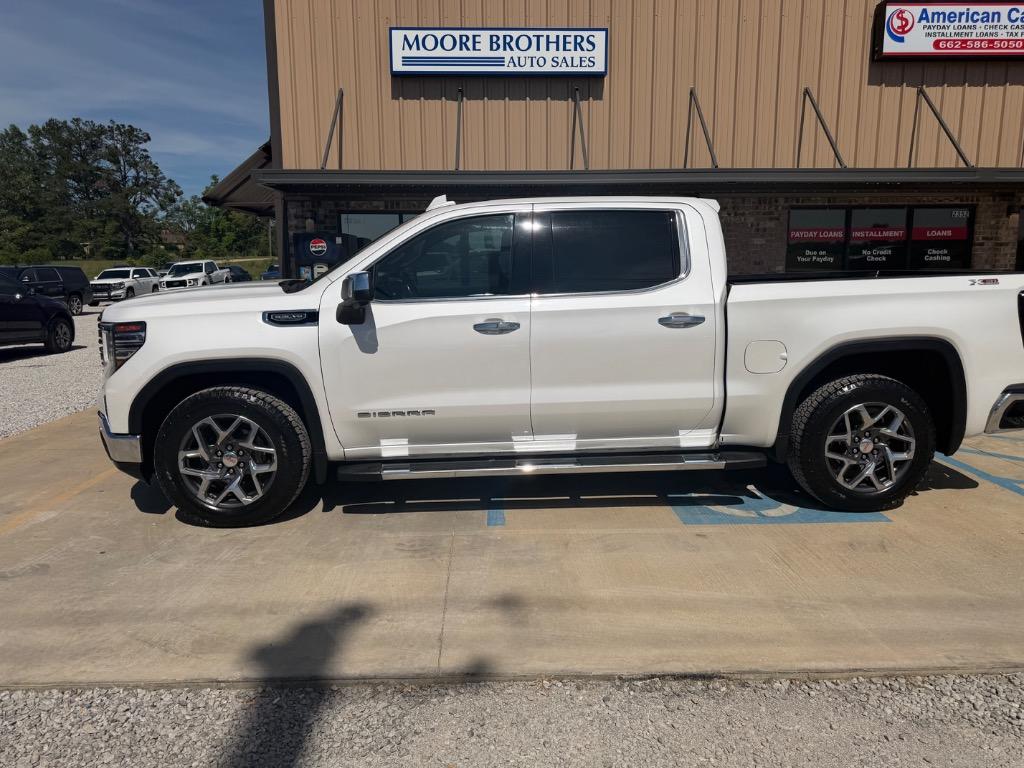 2022 GMC Sierra 4WD Crew Cab Short Box SLT's photo
